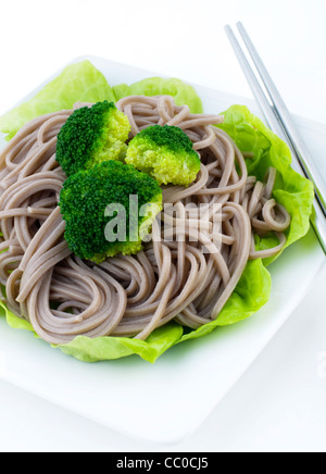 Japanischer vegetarisch Soba-Nudeln mit Gemüse auf weißen Platten. Stockfoto