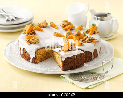 Karotte-Kuchen mit Krokant, geschnitten Stockfoto