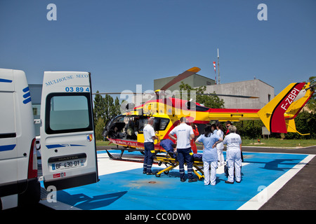 MEDIZINISCHER TRANSPORT EINER VERLETZTEN PERSON VON EINEM ZIVILEN NOTFALL SERVICE, HUBSCHRAUBER, MULHOUSE, HAUT-RHIN (68), FRANKREICH Stockfoto