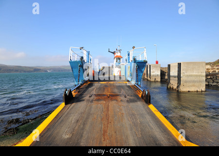 Loading Ramp Deck von Islay, Jura Auto Fähre in der schottischen Islandss Port Askaig auf Islay Feolin Jura Stockfoto