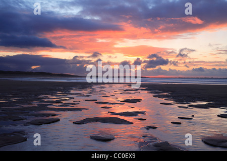 Fluss ins Meer am Strand von Cliffoney. Co. Sligo. Irland Stockfoto