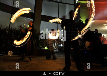 Umrahmt feiern den Beginn der Celtic Connections außerhalb Glasgows Royal Concert Hall Stockfoto