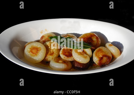 typisch italienisches Rezept. süß-sauren Zwiebeln Stockfoto