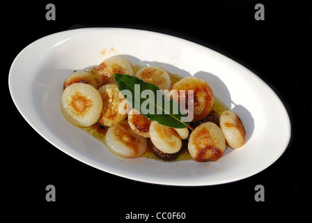 typisch italienisches Rezept. süß-sauren Zwiebeln Stockfoto