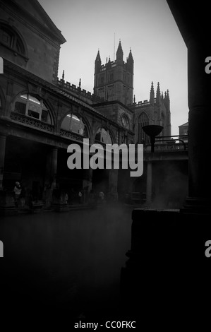 Die römischen Bäder der Welt Erbe Stadt Bath, England UK. Innenansicht der Bäder mit der Abtei im Hintergrund aus. Stockfoto