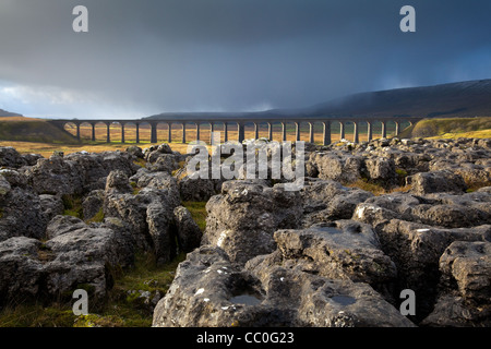 Schneeschauer Kalkstein Pflaster Steine auf die ribblehead Viadukt über den Fluss Ribble bei Ribblehead, in North Yorkshire, Großbritannien Stockfoto