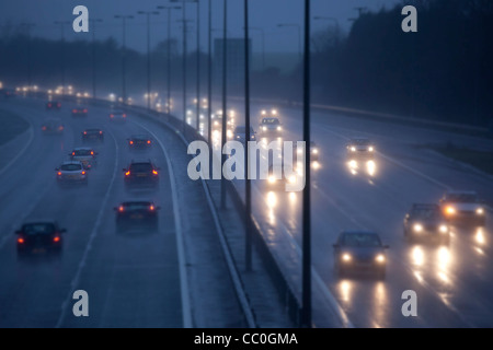 Auto und Verkehr auf einem nassen Regen Abend auf Großbritannien fahren auf der Autobahn, in gefährliche winter Bedingungen. Stockfoto