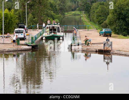 Kanalschleuse, Bourg-le-Comte 71110, Canal Roanne À Digoin, Saône-et-Loire (71), Bourgogne, Frankreich, Stockfoto