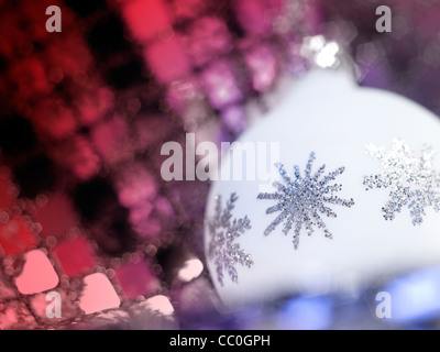 Weihnachtskugel in dekorativen Rücken Stockfoto