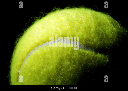 Tennisball auf einem schwarzen Hintergrund Stockfoto