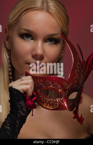 Frau mit venezianischer Maske und tragen schwarze Korsett Stockfoto