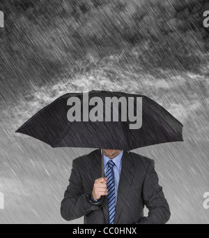 Geschäftsmann, schützt vor Regen
