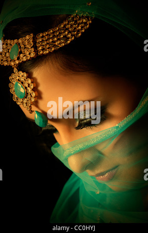 Profil einer schweren indischen Frau blickte Stockfoto