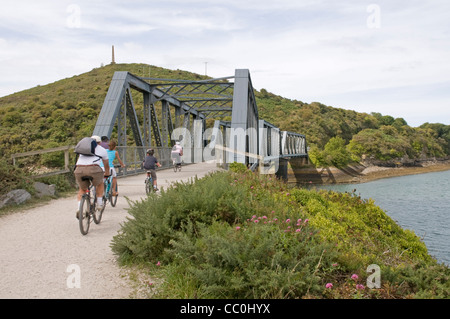 Radfahrer genießen die Camel Trail in Little Petherick Creek, nähert sich Padstow. Stockfoto