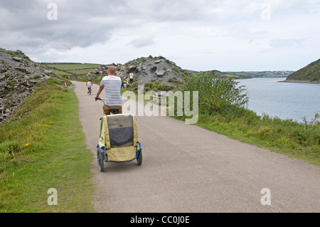 Radfahrer genießen die Camel Trail in Little Petherick Creek, nähert sich Padstow. Stockfoto