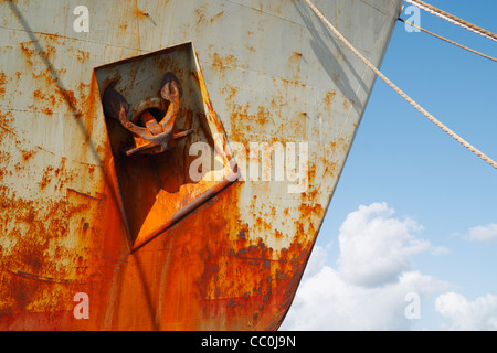 Anchor auf rostigen Fischkutter Stockfoto