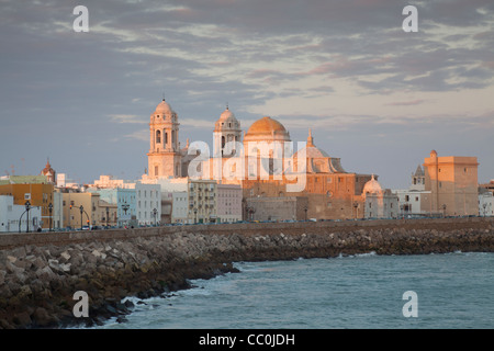 Blick auf Hafen von Cadiz mit Catedral Nueva in goldenes Licht am späten Nachmittag. Stockfoto