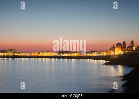 Hafen von Cadiz und Reflexionen bei Sonnenuntergang. Stockfoto