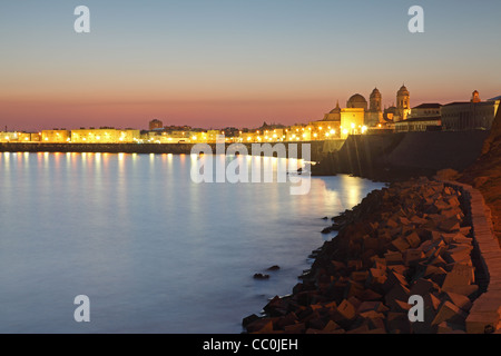 Hafen von Cadiz und Reflexionen bei Sonnenuntergang. Stockfoto