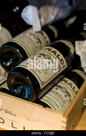 Flaschen Barolo rot Piemont Wein im Holzetui in Enoteca, Italien Stockfoto