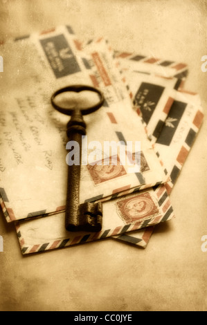 Verrosteten Schlüssel über eine Sammlung von alten Briefen Stockfoto