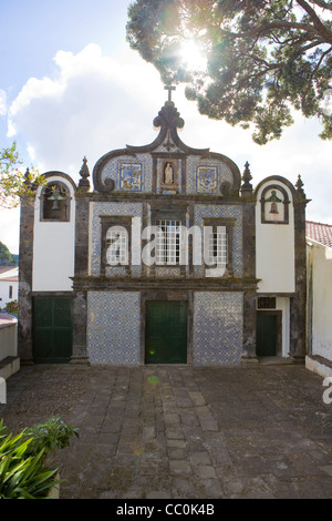 Fassade der Kapelle Anlage des Klosters Caloura, Nossa Senhora Das Dores gewidmet, Caloura, Lagoa, Azoren Stockfoto