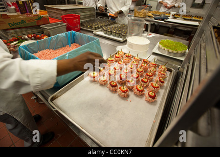 Konditoren bereiten 10.000 Desserts für über 3000 Gäste für eine Silvester-Party in New York Stockfoto