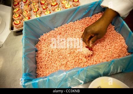 Konditoren bereiten 10.000 Desserts für über 3000 Gäste für eine Silvester-Party in New York Stockfoto