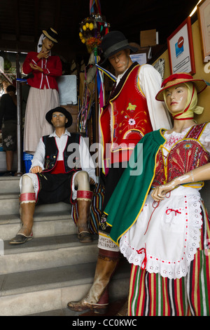 Garachico, Teneriffa - Nordküste Seehafen. Souvenir Shop-Eingang mit Schaufensterpuppen in traditionellen Tenerfino kleiden. Stockfoto