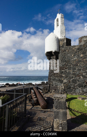 Garachico, Teneriffa - Nordküste Seehafen. Das Castillo de San Miguel - eine kleine Festung und Museum. Stockfoto