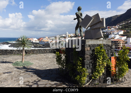 Garachico, Teneriffa - Nordküste Seehafen. Der Emigrant Denkmal - Skulptur zum Gedenken an Teneriffa Diaspora. Stockfoto