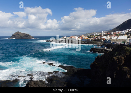 Garachico, Teneriffa - Nordküste Seehafen. Blick auf die Stadt von den Emigranten Denkmal. Mit Roque de Garachico. Stockfoto