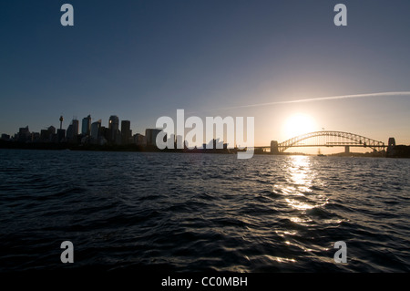 Sonnenuntergang über die Harbour Bridge und das Opernhaus am Hafen von Sydney in Sydney, New South Wales, Australien Stockfoto