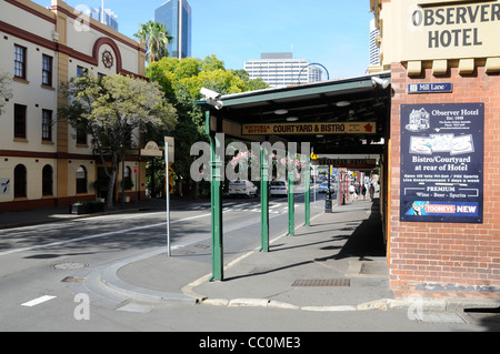 Eine Reihe kleiner viktorianischer Geschäfte mit Veranda in der George Street in The Rocks, einem historischen Vorort von Sydney in New South Wales, Australien. Stockfoto