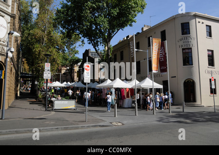 Ein belebte Straßenmarkt, beliebt bei Touristen in der Argyle Street in der Nähe der George Street in the Rocks, Sydney, New South Wales, Australien. Stockfoto