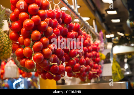Tomaten, die zum Verkauf im Stall bei La Boqueria-Markt Barcelona-Katalonien-Spanien Stockfoto