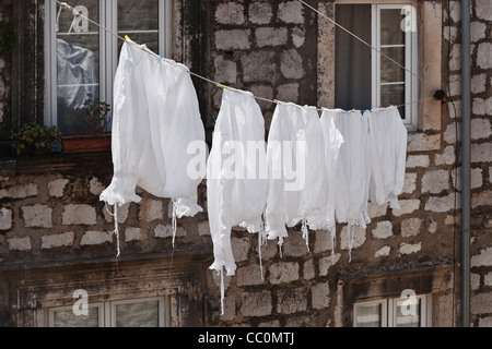 Frisch gewaschene Wäsche an einer Wäscheleine hängen an einer Hauswand in der Altstadt von Dubrovnik, Dalmatien, Kroatien, Europa Stockfoto