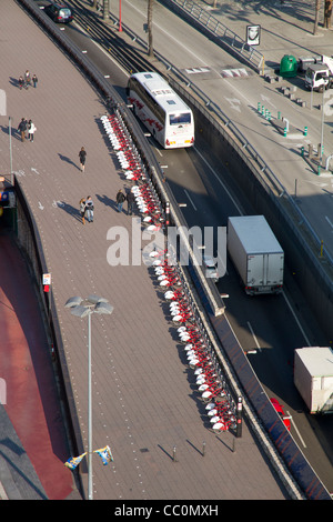 Fahrräder geparkt in Linie Barcelona Straße Luftbild Spanien Stockfoto