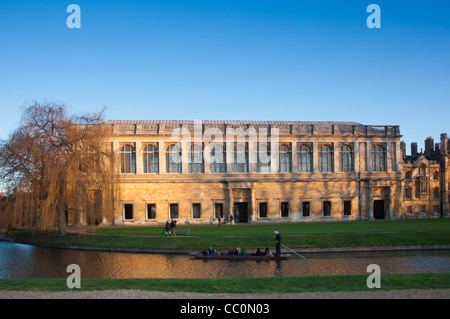 Der Zaunkönig Bibliothek bei Sonnenuntergang, das Trinity College in Cambridge, mit STOCHERN vor auf dem Fluss Cam, Großbritannien Stockfoto