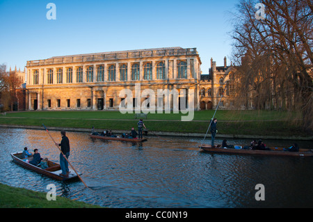 Der Zaunkönig Bibliothek bei Sonnenuntergang, das Trinity College in Cambridge, mit STOCHERN vor auf dem Fluss Cam, Großbritannien Stockfoto