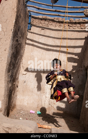 Charahi Spinkali, Kreis 5, Kabul. Naweeda auf der hausgemachte Schaukel in ihrem Hof. Stockfoto