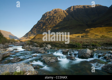 Flusses Coe läuft durch Glencoe und die große Stütze in den schottischen Highlands Stockfoto