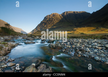 Flusses Coe läuft durch Glencoe und die große Stütze in den schottischen Highlands Stockfoto