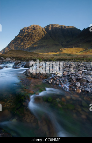 Flusses Coe läuft durch Glencoe und die große Stütze in den schottischen Highlands Stockfoto