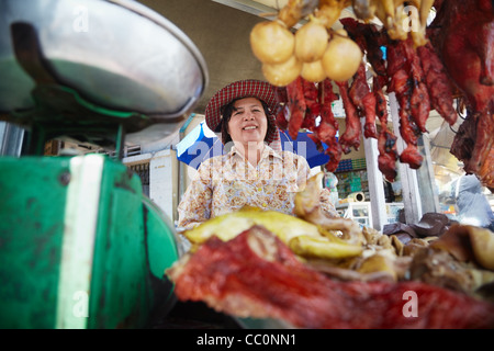Asiatische Frau verkaufen Fleisch, Rind, Schwein und Huhn auf Straße Restaurant in Phnom Penh, Kambodscha Stockfoto