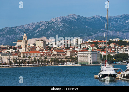 Mit Blick auf die Altstadt und der Glockenturm der Kathedrale Sveti Duje, Teil des ehemaligen Diokletians Palast in Split, Kroatien Stockfoto