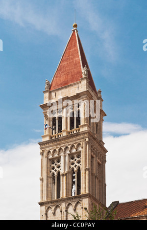 Glockenturm der St.-Laurentius-Kathedrale Sveti Lovro, Trogir, Dalmatien, Kroatien, Europa Stockfoto