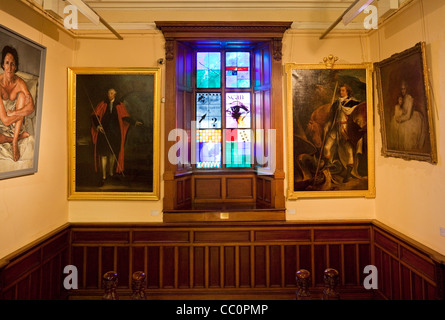 Treppe, Glasfenster und Gemälde Interieur der Crawford Art Gallery, Cork City, Irland Stockfoto