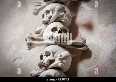 Nahaufnahme von Schädeln und Knochen, die Dekoration im Inneren von Sedlec Beinhaus (Kutna Hora, Tschechien) Stockfoto