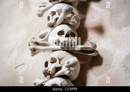 Nahaufnahme von Schädeln und Knochen, die Dekoration im Inneren von Sedlec Beinhaus (Kutna Hora, Tschechien) Stockfoto